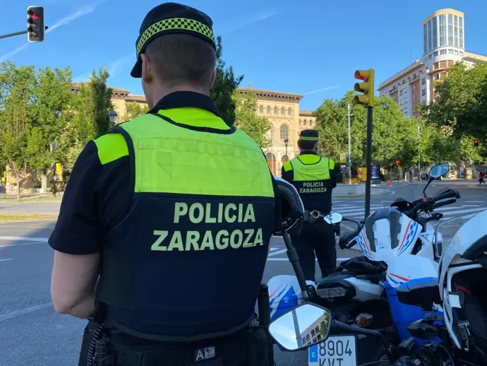 Detienen a un joven por robar cadenas de oro y atropellar a un policía en su escapada en patinete