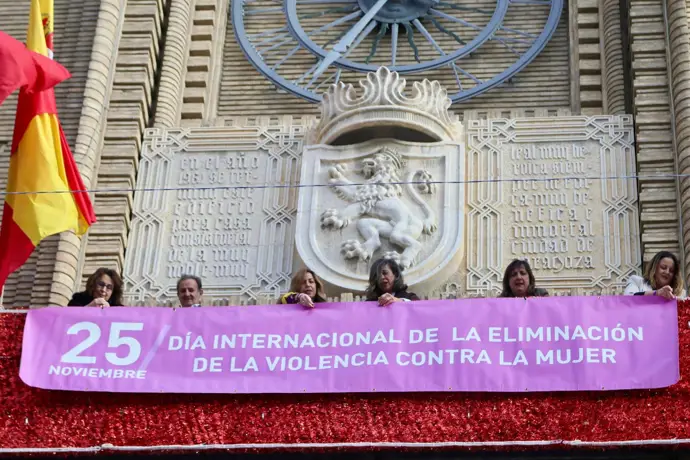 Chueca resalta la unidad contra la violencia de género al unirse Vox a la colocación de la