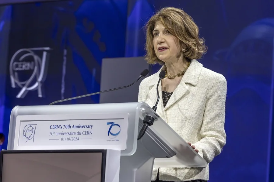 Fabiola Gianotti deja la dirección del CERN tras una década y pasa el cargo a Mark Thompson, de