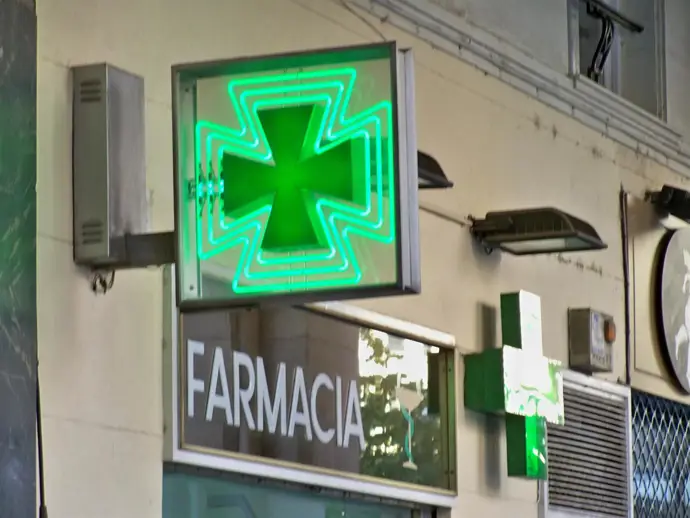 Julio Calvo (Vox) sostiene que es esencial abrir una farmacia en Arcosur por necesidades del