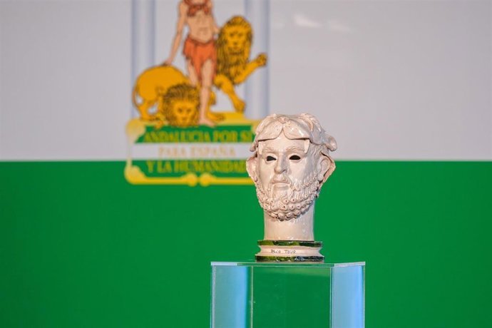 Moreno preside el acto del 4D, con un homenaje de Isabel Jiménez a la bandera de Andalucía Moreno preside el acto del 4D, con un homenaje de Isabel Jiménez a la bandera de Andalucía