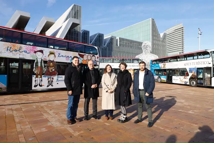 Los autobuses turísticos totalmente eléctricos inician su servicio durante el puente de la
