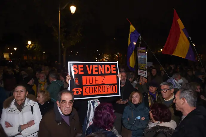 Miles de manifestantes se concentran frente al Tribunal Supremo en contra de la condena del fiscal
