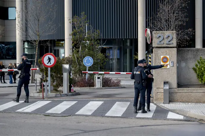 La policía arresta al presidente y al CEO de Plus Ultra tras registrar su sede por presunto