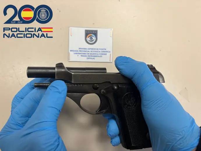 Detenidos en Sevilla dos sospechosos tras asaltar una joyería con rehenes en su interior Detenidos en Sevilla dos sospechosos tras asaltar una joyería con rehenes en su interior