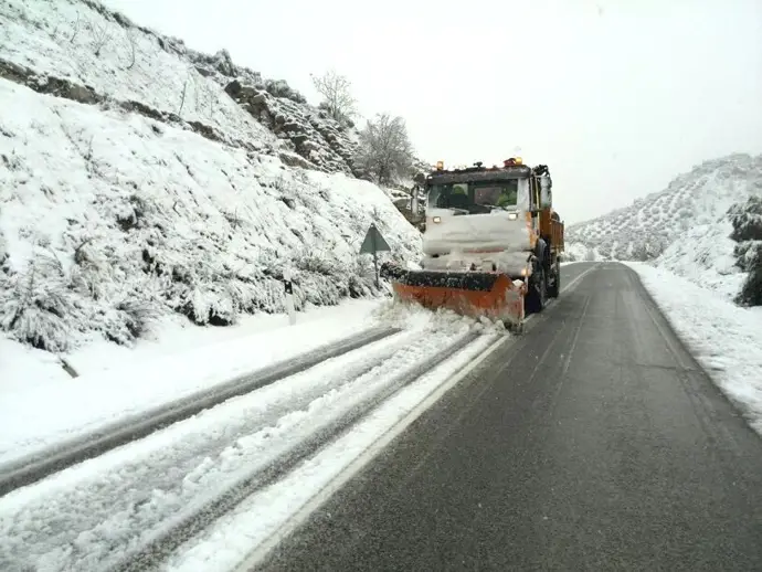 Aviso amarillo por nevadas y oleaje en Granada; fenómenos costeros en Almería este domingo Aviso amarillo por nevadas y oleaje en Granada; fenómenos costeros en Almería este domingo