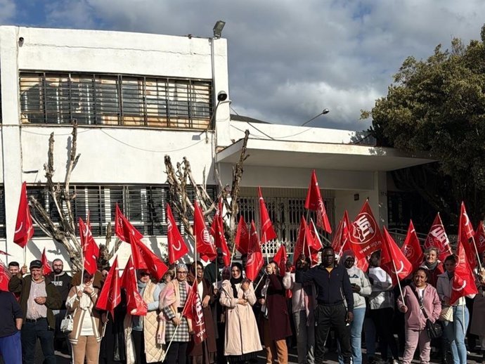 Cerca de 150 empleados protestan por su despido «improcedente» en una finca agrícola de El Ejido