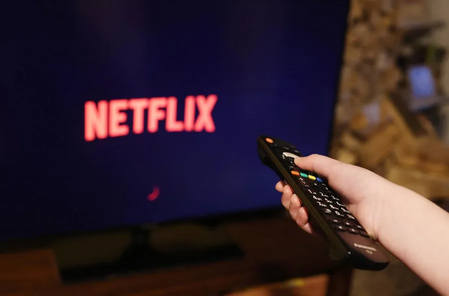 Netflix considera realizar una oferta de adquisición en efectivo por Warner Bros., según informes