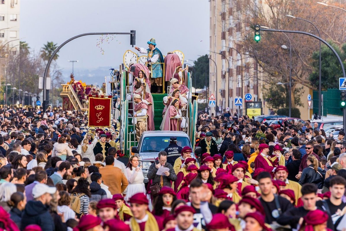 Las capitales andaluzas celebran sus cabalgatas de Reyes, con modificaciones por la lluvia en