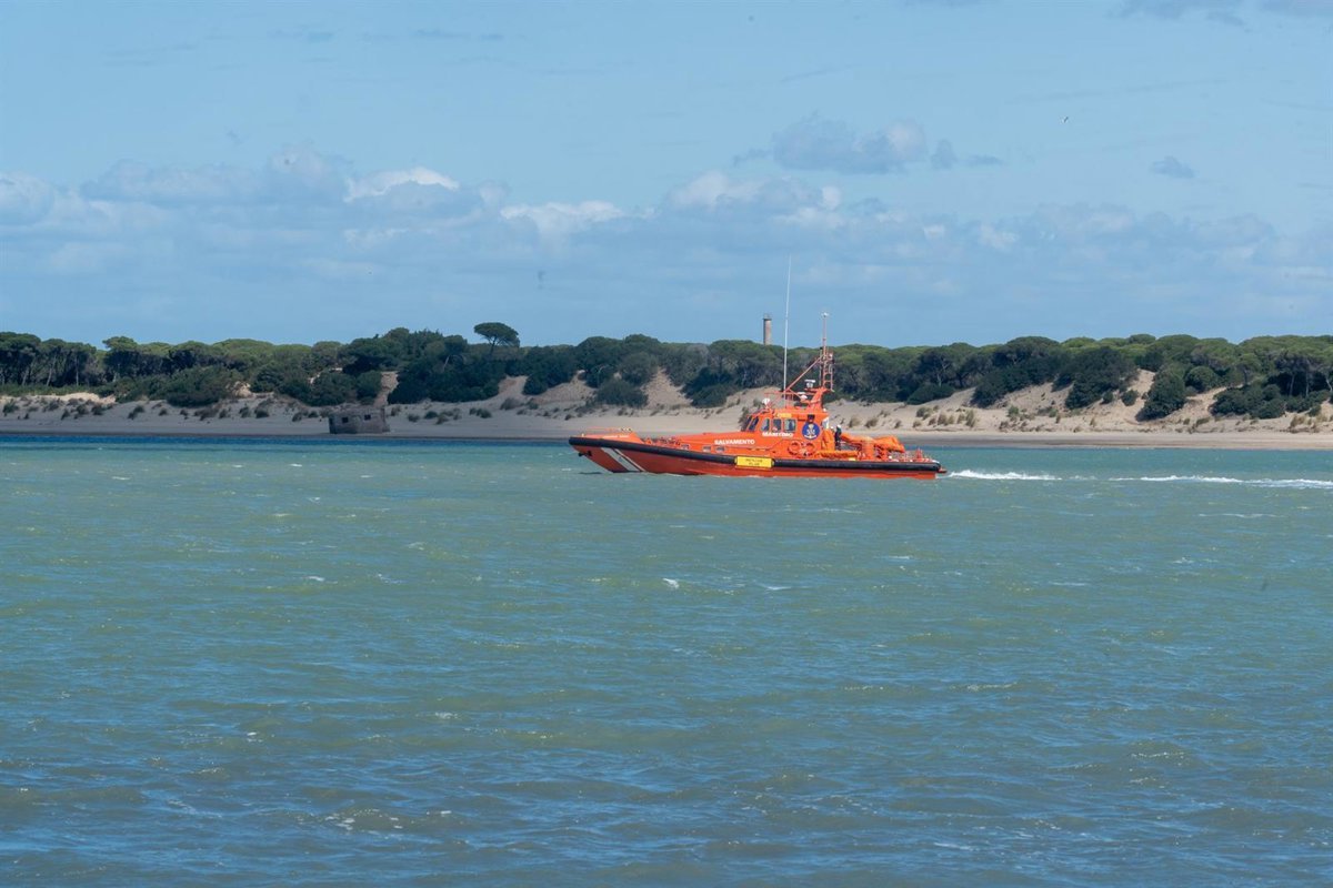 Dos hombres desaparecen en el mar de Chipiona (Cádiz) desde el pasado martes