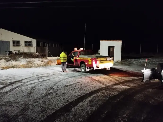 Incidencias aisladas y dos leves accidentes en las carreteras de Aragón ante la alerta por nieve y Incidencias aisladas y dos leves accidentes en las carreteras de Aragón ante la alerta por nieve y