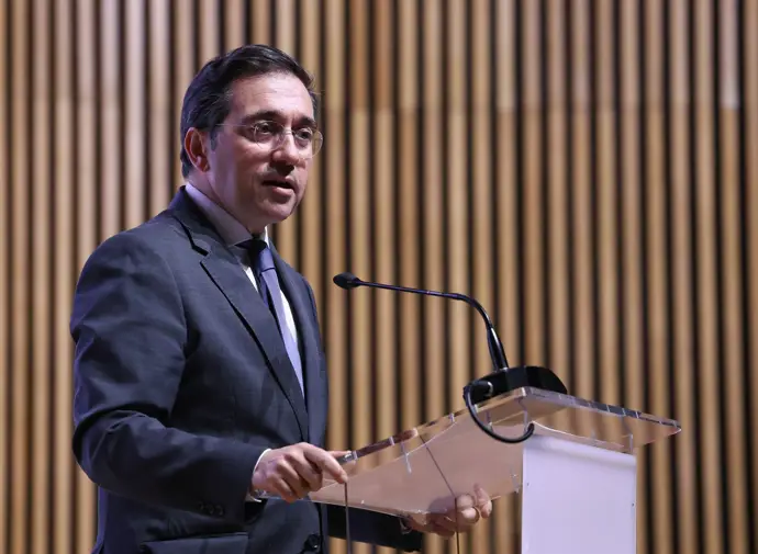 Albares califica de «ridícula» la postura del PP sobre Venezuela y critica su silencio ante Trump