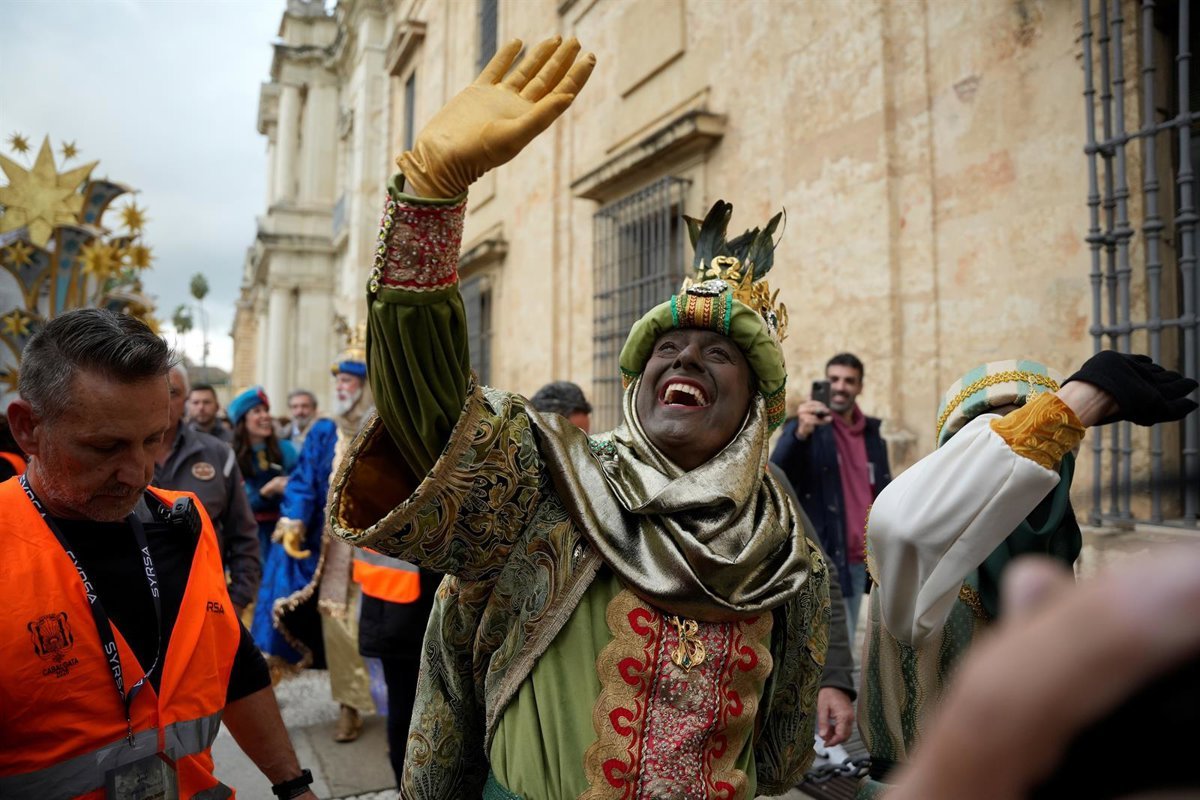 Moreno participa en la cabalgata de Sevilla como Rey Baltasar, listo para vivir una noche mágica