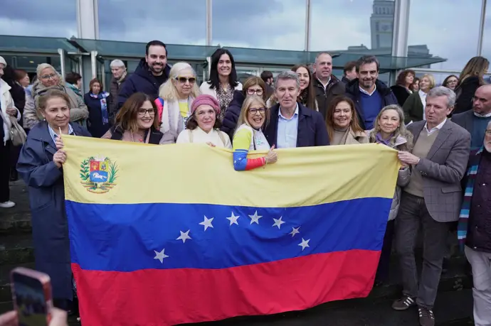 Feijóo aplaude a Meloni por acoger a presos políticos de Venezuela y critica a Sánchez por no