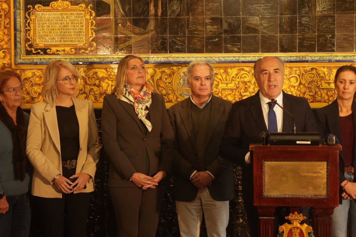 El alcalde de Algeciras no regresará al PP «por ahora» y llevará a Montero y a la portavoz del