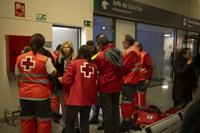 Adamuz instala un hospital de campaña y los vecinos aportan mantas para los afectados por el