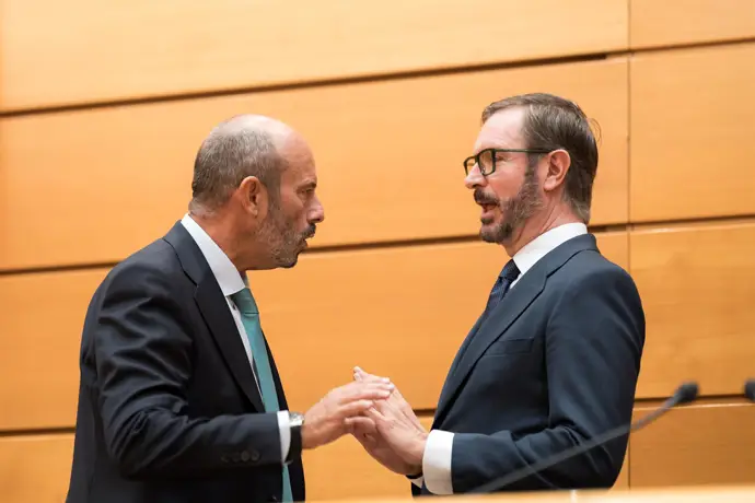 PP y PSOE pactan un incremento salarial del 2% para senadores en 2026, la AN escucha a exjefes de