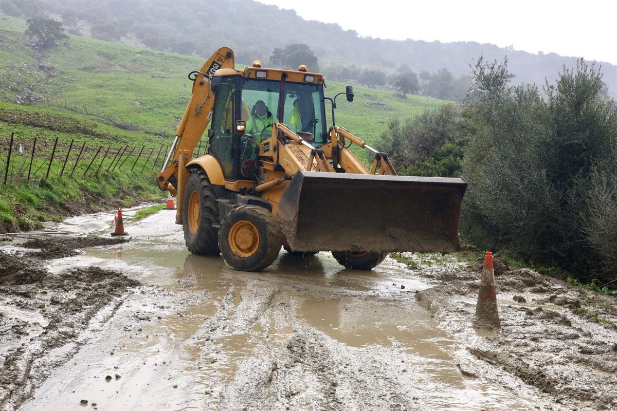 La Junta habilita accesos restringidos a Benamahoma tras el cierre de la A-372 por caída de rocas