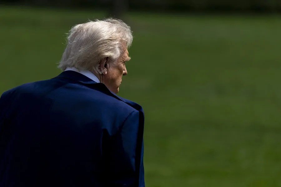 Trump critica a Obama por su respuesta sobre extraterrestres y sugiere fuga de información