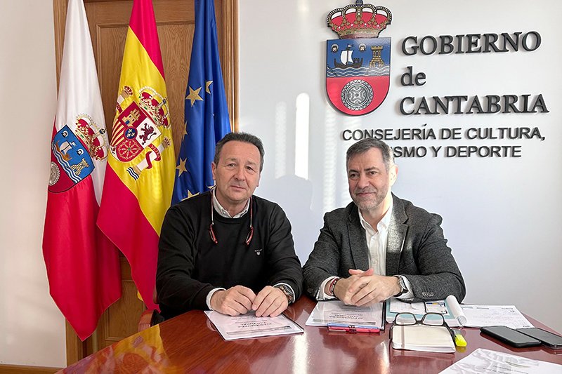 El consejero de Cultura, Luis Martinez Abad, y el director del IES Montesclaros, Norberto Garc&iacute;a, en la reuni&oacute;n sobre el programa 'Primavera cultural'. Foto: Oficina de comunicaci&oacute;n