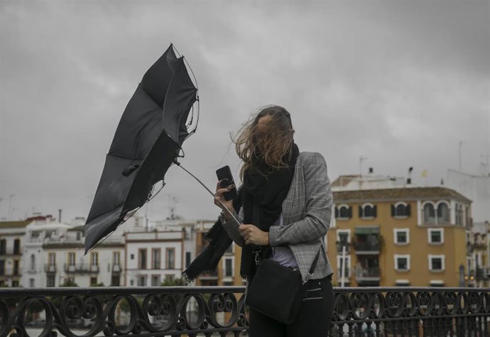 Aviso amarillo por tormentas y viento este lunes en Cádiz, Huelva, Granada, Almería, Sevilla y