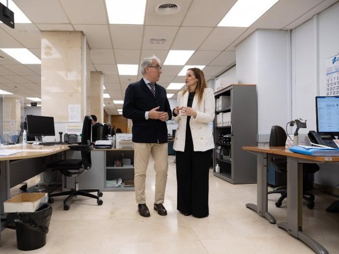 El director general de Tributos en funciones, Jes&uacute;s &Aacute;ngel Garrido, y la jefa provincial de Tr&aacute;fico en La Rioja, Beatriz Z&uacute;&ntilde;iga, presentan el nuevo sistema de interconexi&oacute;n en tiempo real