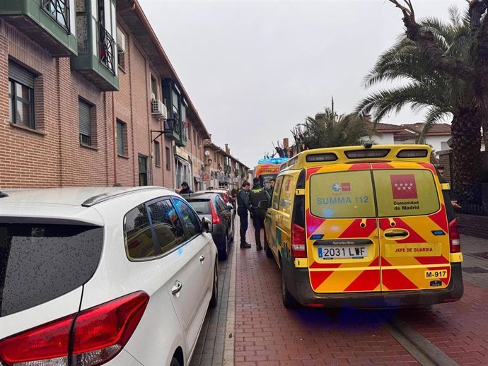 Ambulancias del SUMMA112 tras una agresi&oacute;n a una mujer de 30 a&ntilde;os en su casa en Sevilla la Nueva