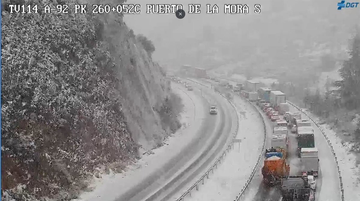 Reabierto el puerto de la Mora (Granada) en la A-92 tras cinco horas cerrado por nieve acumulada
