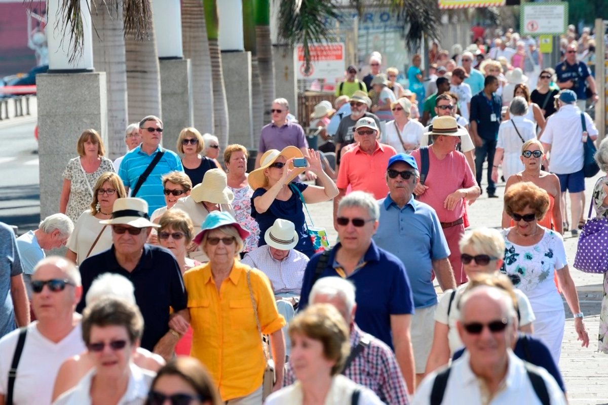 Canarias prevé recibir 15,7 millones de turistas en 2025, con un gasto de 24.431 millones, un 6,8%