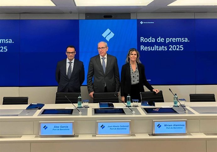 El director general del Puerto de Barcelona, &Agrave;lex Garcia; su presidente, Jos&eacute; Alberto Carbonell, y la subdirectora general, Miriam Alaminos.