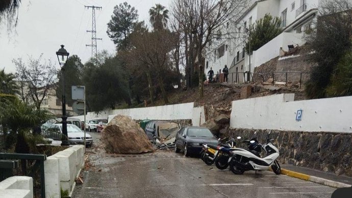 Una roca hace que se derrumbe una casa y destroza un coche enuna calle de Ubrique,