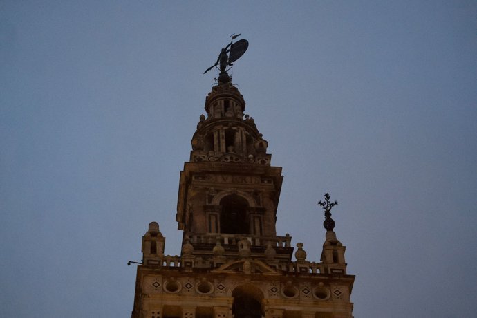 Desprendimientos en la Giralda de Sevilla por los fuertes vientos de la borrasca Leonardo