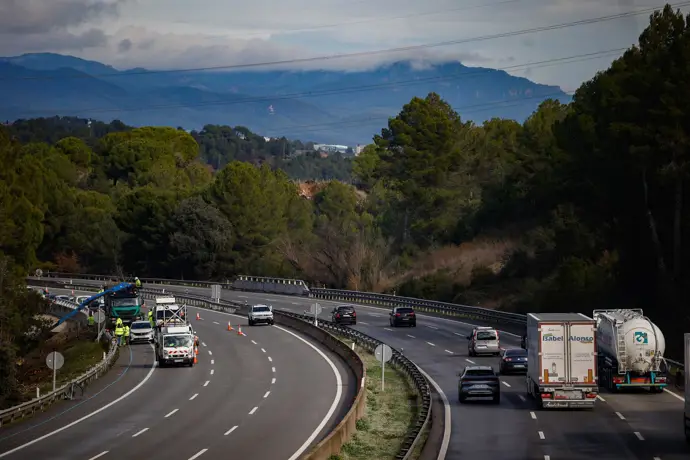 trànsit reanuda cortes en la AP-7 tras identificar dos autocares que ignoraron las restricciones