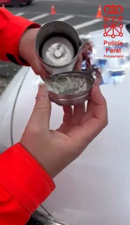 Detienen a un conductor por velocidad excesiva, da positivo en drogas y le confiscan sustancias