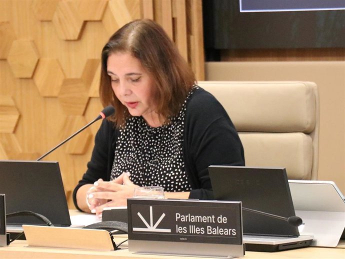 Archivo - La consellera de Salud, Manuela Garc&iacute;a, en una comparecencia en el Parlament.