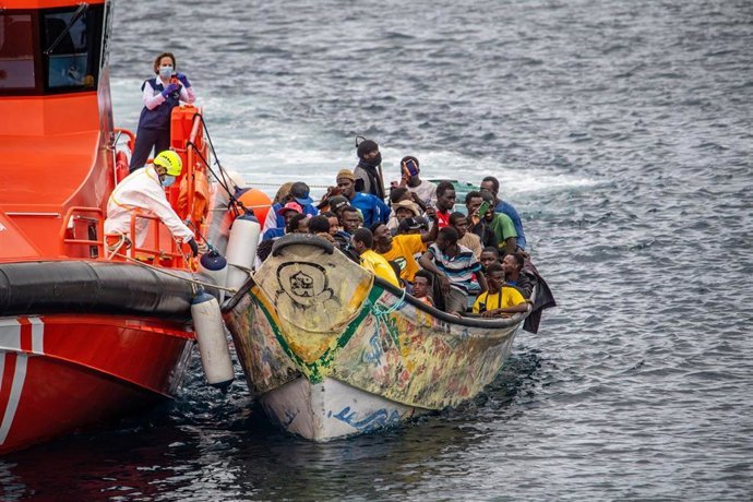 Archivo - Salvamento mar&iacute;timo encuentra un cayuco con 73 personas, antes de llegar al muelle de La Restinga, a 24 de octubre de 2025, en la isla de El Hierro, Islas Canarias (Espa&ntilde;a).