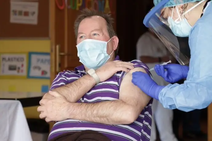 Personas mayores de 70 años y personal sanitario deben continuar vacunándose contra la Covid-19