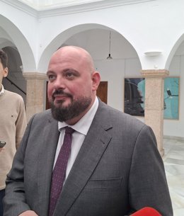 El presidente de la Asamblea de Extremadura, Manuel Naharro, en declaraciones a los medios en el inicio de la ronda de contactos para proponer candidato a la investidura como jefe del Ejecutivo regional