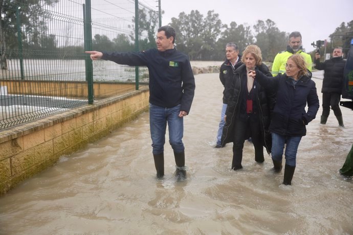 El presidente de la Junta de Andaluc&iacute;a, Juanma Moreno, acompa&ntilde;ado por los consejeros de Sanidad, Presidencia y Emergencias, Antonio Sanz, y de Agricultura, Pesca, Agua y Desarrollo, Rural, Ram&oacute;n Fern&aacute;ndez-Pacheco, visita zonas inundadas por la borrasca