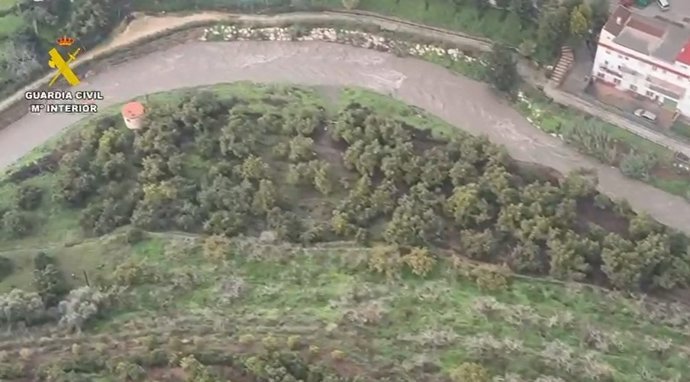 B&uacute;squeda por aire de la mujer desaparecida en Sayalonga tras caer al r&iacute;o Turvilla