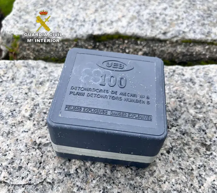 Retiran una caja de explosivos pirotécnicos en la playa de Poio, Pontevedra