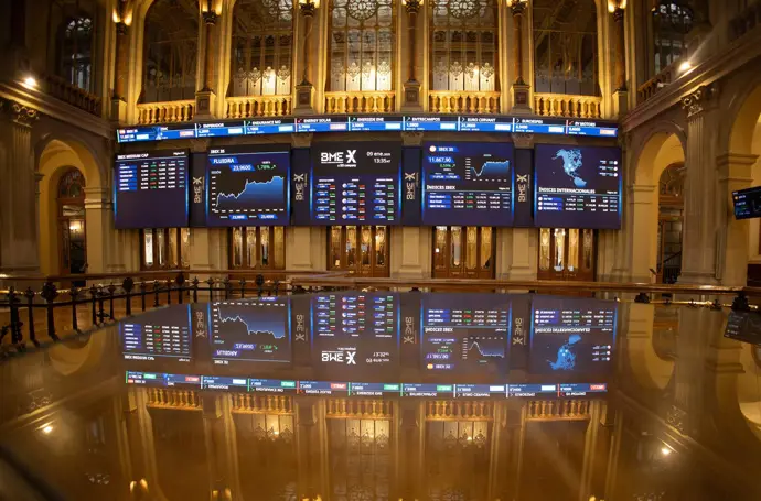 El Ibex se desploma casi un 2% al finalizar en 17.700 puntos, afectado por la caída de BBVA (-8%)