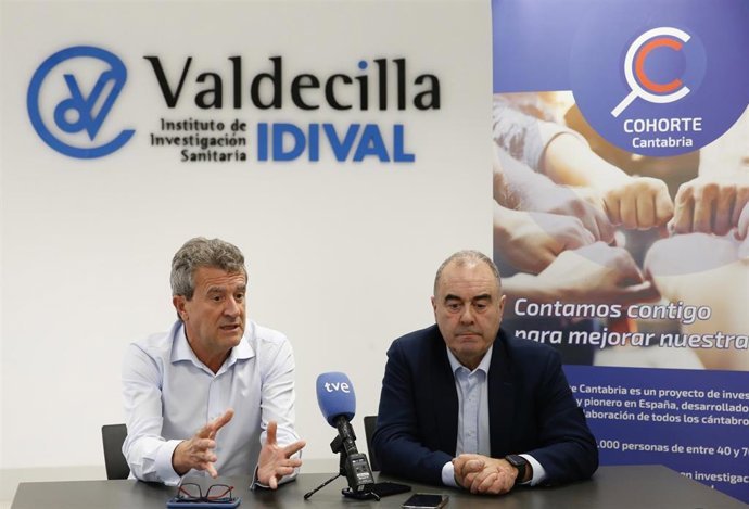 El director de Cohorte Cantabria, Javier Crespo, y el director del IDIVAL, Marcos L&oacute;pez Hoyos