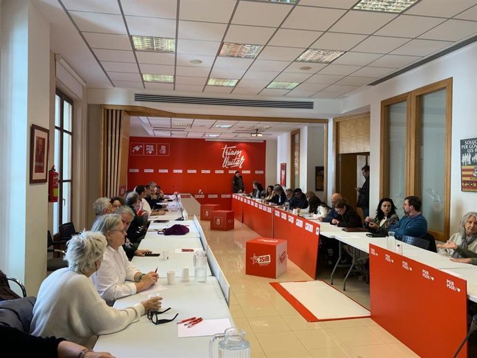 El PSIB y entidades sociales debaten sobre la regulaci&oacute;n de migrantes