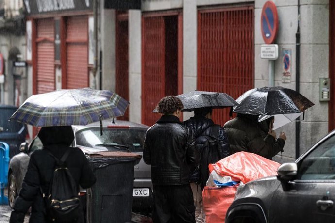 Varias personas hacen cola en la Embajada de Colombia.