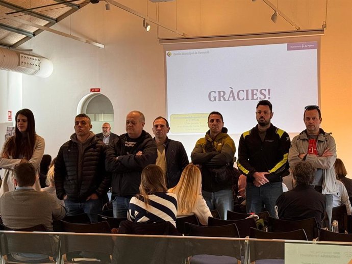 Grupo de sindicalistas en la protesta para reclamar el Plan de Ordenaci&oacute;n de la Polic&iacute;a Local de Palma frente al alcalde, Jaime Mart&iacute;nez.