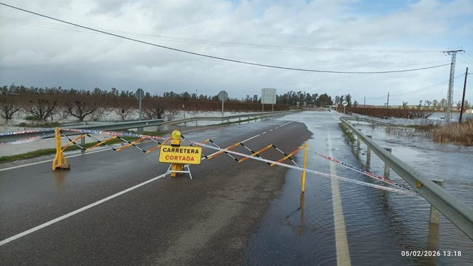 Carretera BA-162 cortada al tr&aacute;fico por las fuertes lluvias