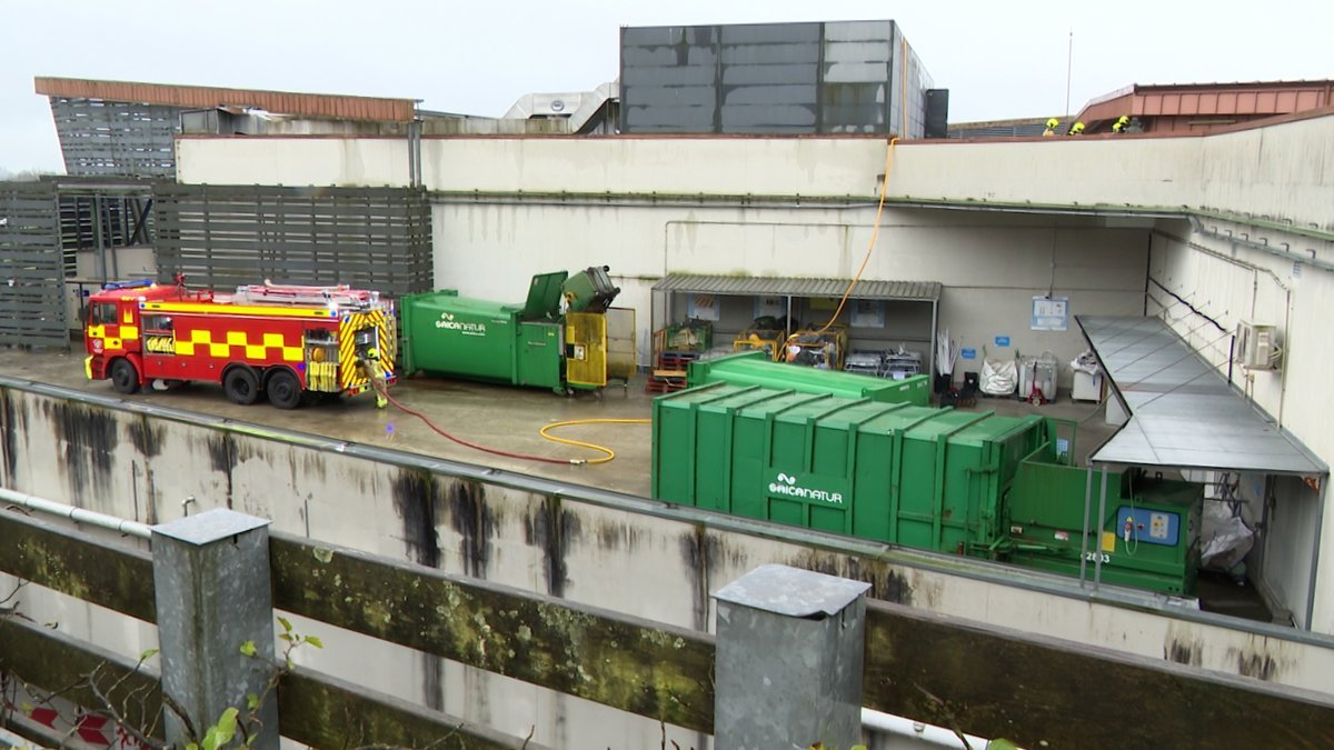 Desalojan el centro comercial As Cancelas por un fuego en el aire acondicionado de la azotea