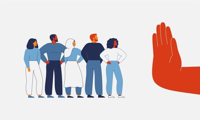 Archivo - Poner l&iacute;mites. La mano humana muestra un gesto de parada para una multitud de personas.