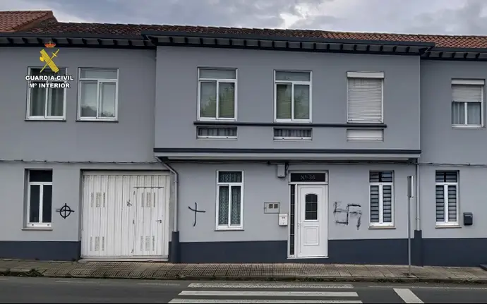 Detenido un hombre en Cariño por presuntas pintadas amenazantes en varias fachadas